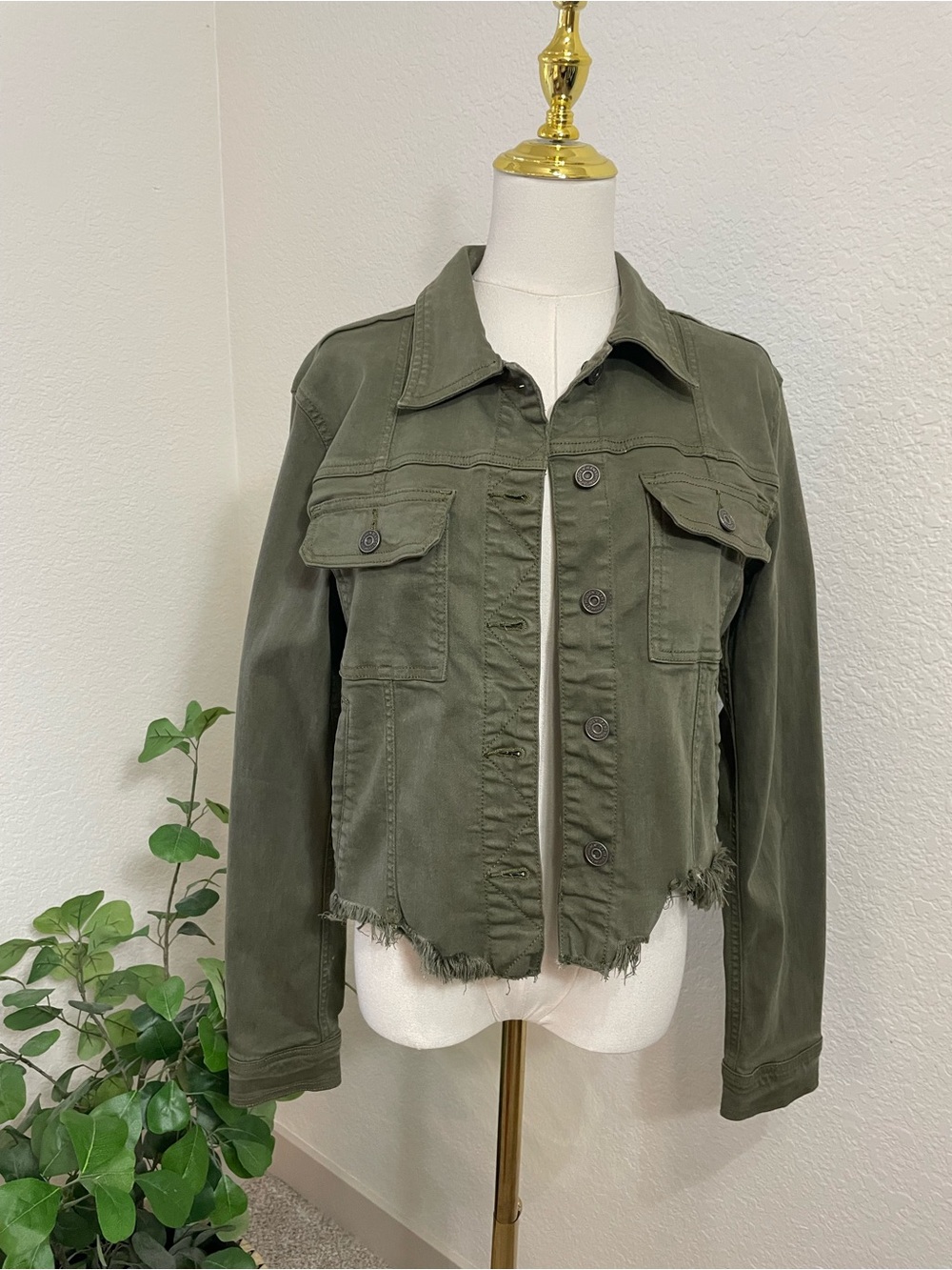 Hidden Los Angeles Olive Cropped Frayed Hem Jacket – Size M